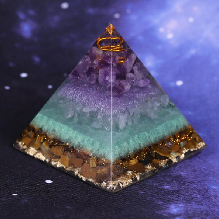 風水 インテリア | 幸運を呼ぶオルゴナイト・ピラミッド：チャクラストーンと金箔