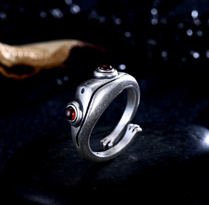 リング | 純銀製カエルリング フリーサイズ・レッドアイデザイン【メンズ・レディース兼用】