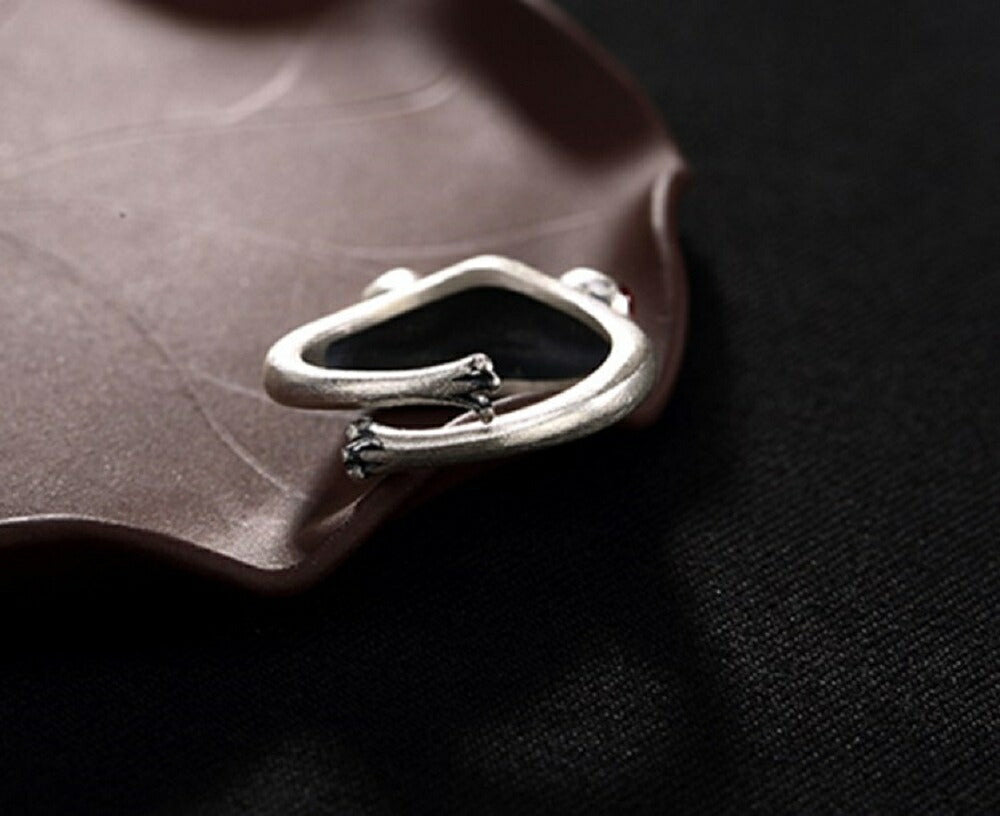 リング | 純銀製カエルリング フリーサイズ・レッドアイデザイン【メンズ・レディース兼用】