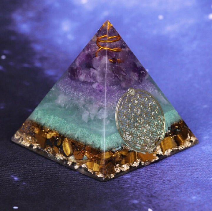風水 インテリア | 幸運を呼ぶオルゴナイト・ピラミッド：チャクラストーンと金箔