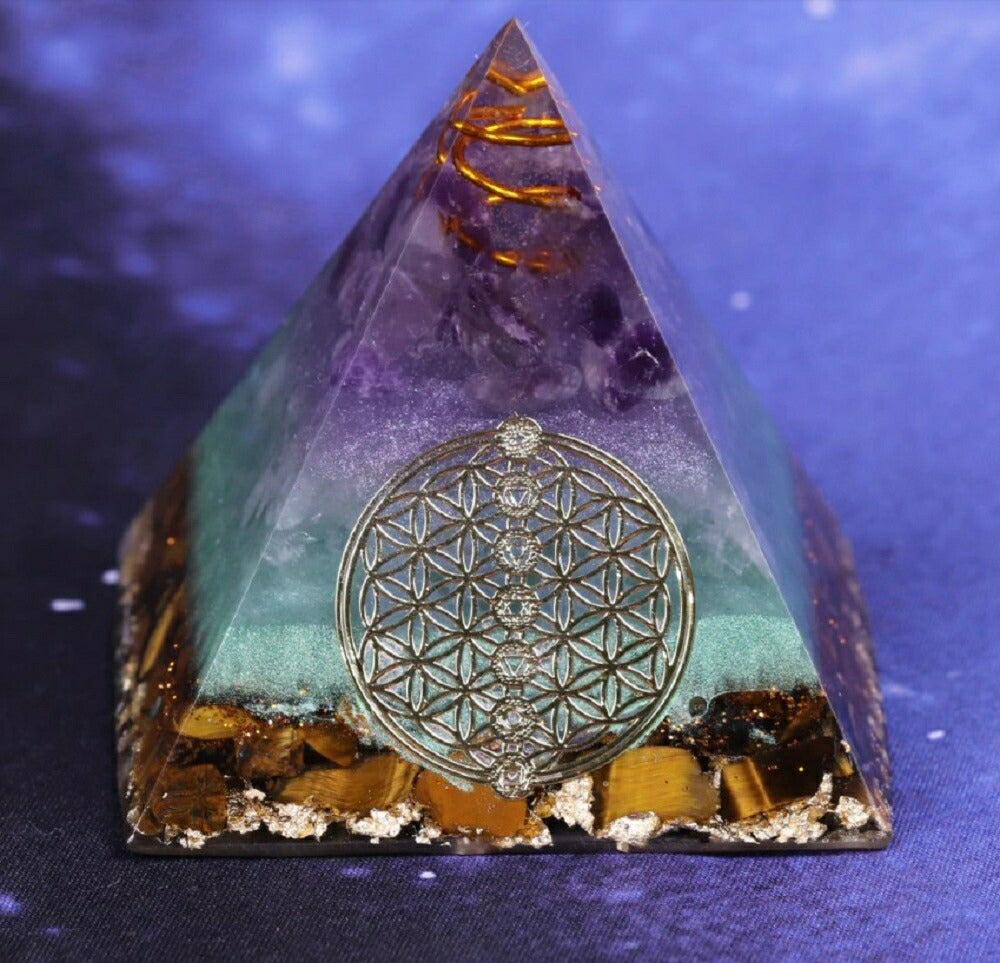 風水 インテリア | 幸運を呼ぶオルゴナイト・ピラミッド：チャクラストーンと金箔