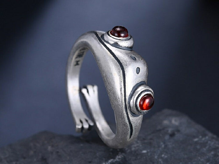 リング | 純銀製カエルリング フリーサイズ・レッドアイデザイン【メンズ・レディース兼用】