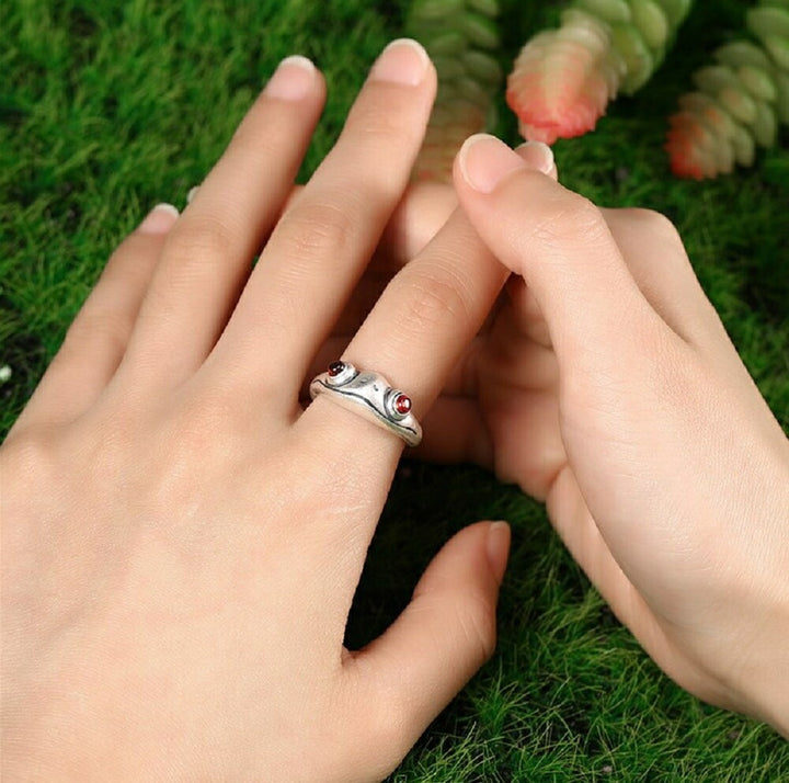 リング | 純銀製カエルリング フリーサイズ・レッドアイデザイン【メンズ・レディース兼用】