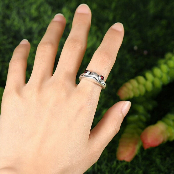 リング | 純銀製カエルリング フリーサイズ・レッドアイデザイン【メンズ・レディース兼用】