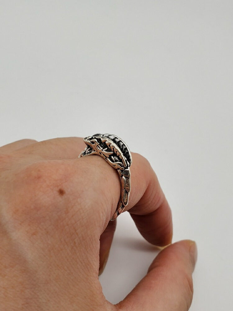 リング | ウロボロス スネークリング シルバーカラー燻し風仕上げ