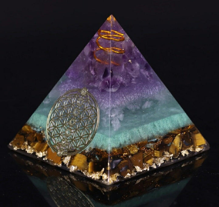 風水 インテリア | 幸運を呼ぶオルゴナイト・ピラミッド：チャクラストーンと金箔