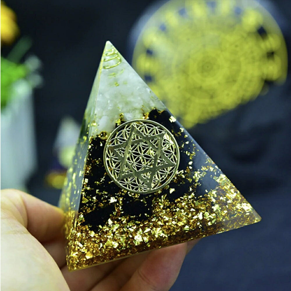 風水 インテリア | オルゴナイト ピラミッド 置物 - 金箔＆チャクラストーン