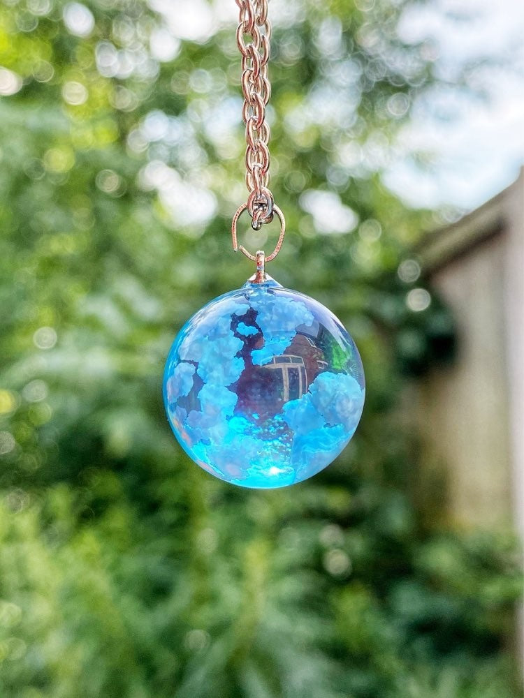 ネックレス | 空と雲の樹脂ネックレス - スピリチュアル風水デザイン