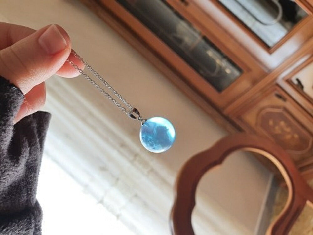 ネックレス | 空と雲の樹脂ネックレス - スピリチュアル風水デザイン